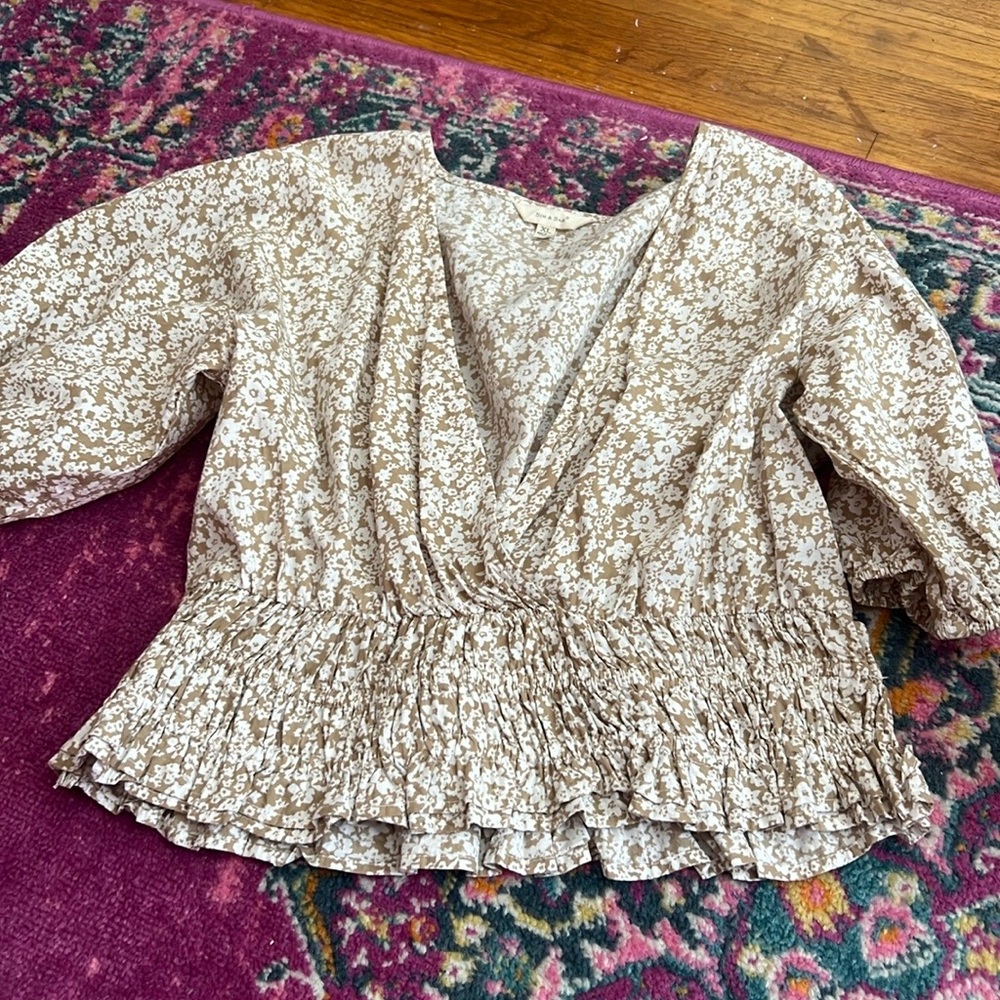Women’s floral blouse, size xl.
